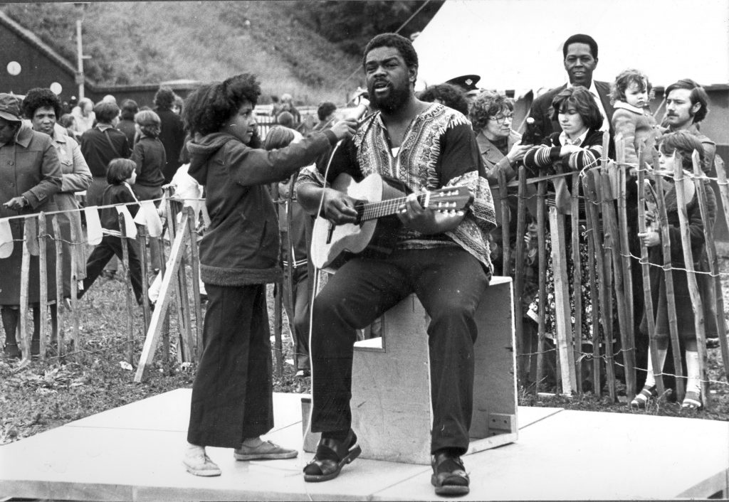 Folk singer at the Carnival
